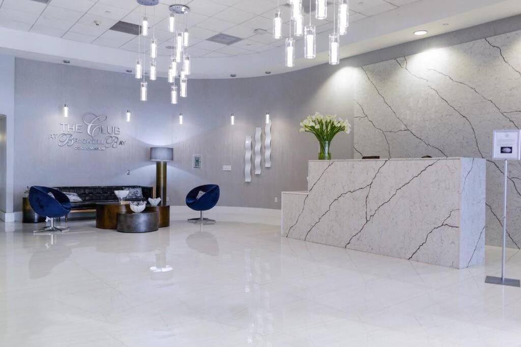 37th Floor Amazing Spacious Unit With Parking Apartment *
