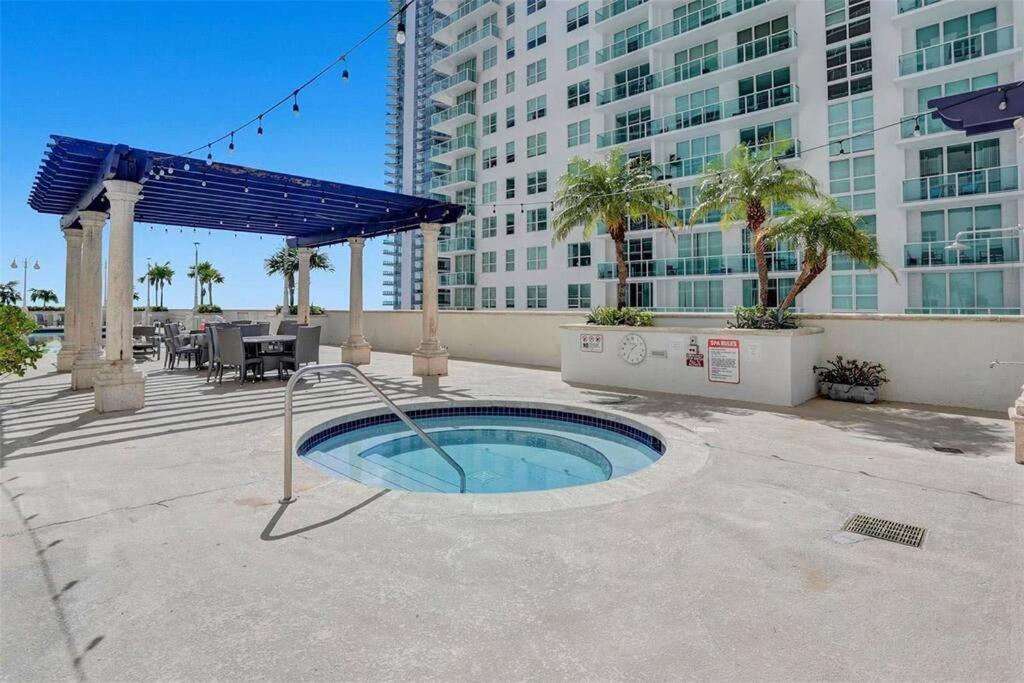 37th Floor Amazing Spacious Unit With Parking