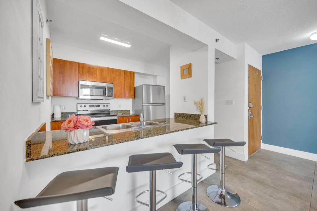 37th Floor Amazing Spacious Unit With Parking