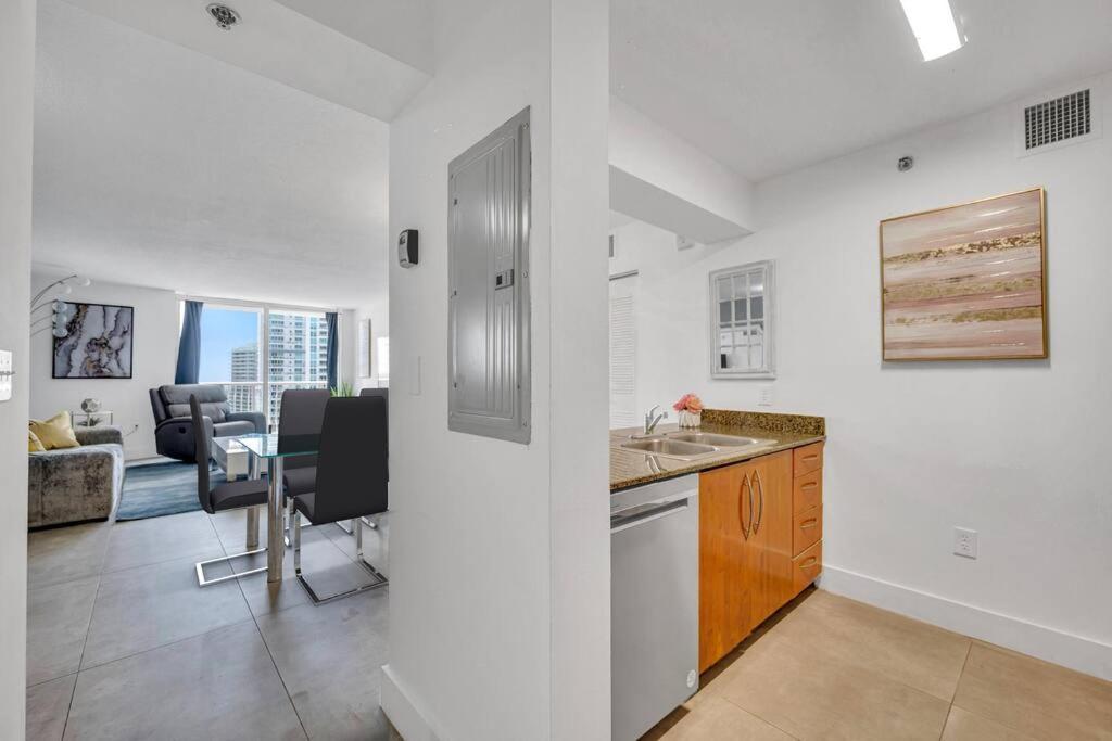 37th Floor Amazing Spacious Unit With Parking Apartment *