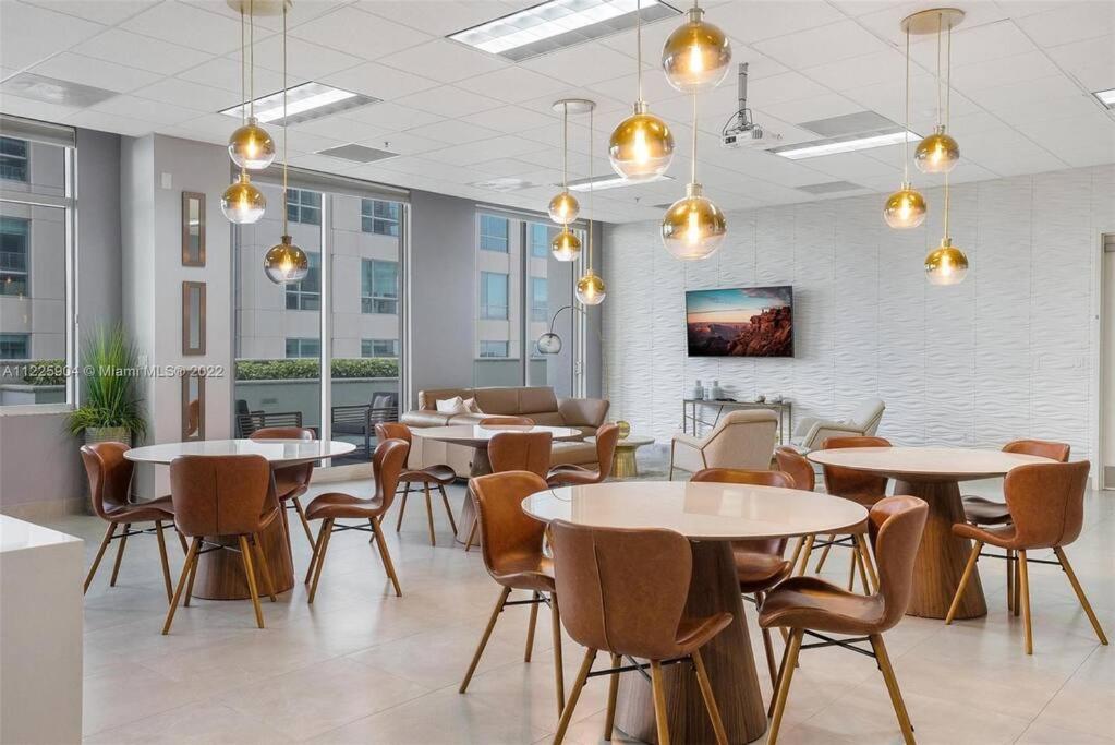 Apartment 37th Floor Amazing Spacious Unit With Parking Miami