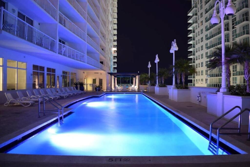 37th Floor Amazing Spacious Unit With Parking Apartment *