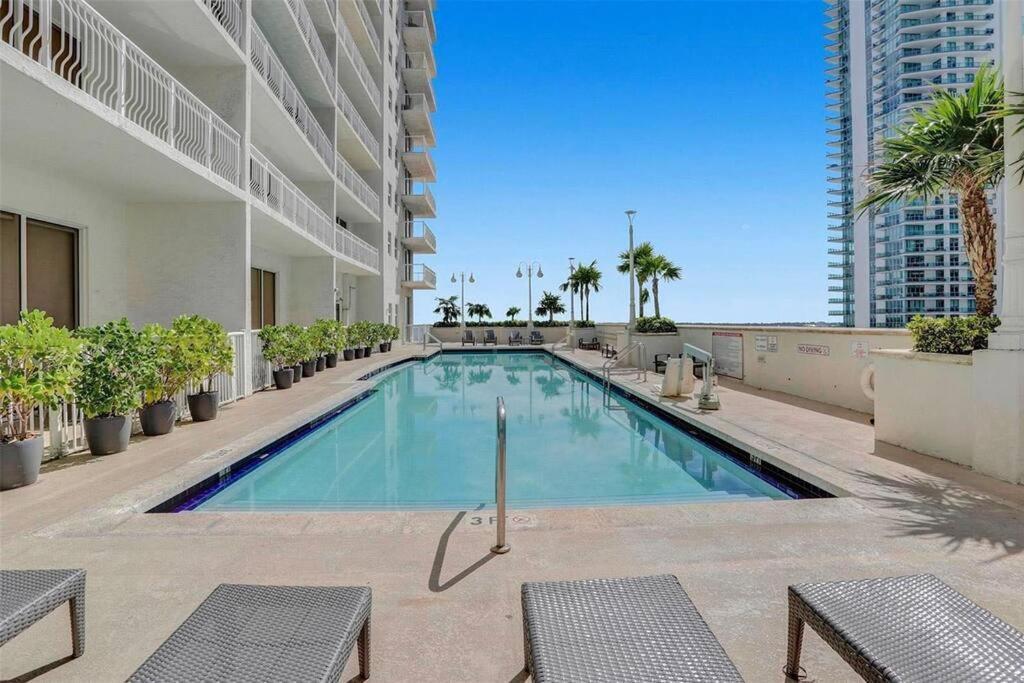 37th Floor Amazing Spacious Unit With Parking Apartment
