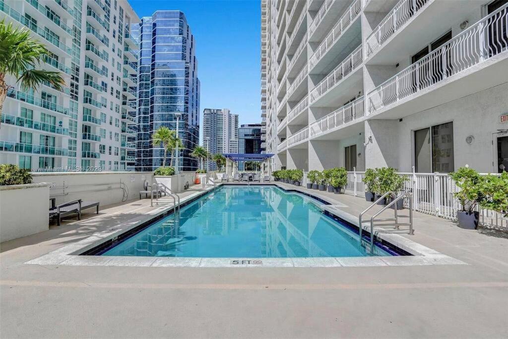 37th Floor Amazing Spacious Unit With Parking Miami