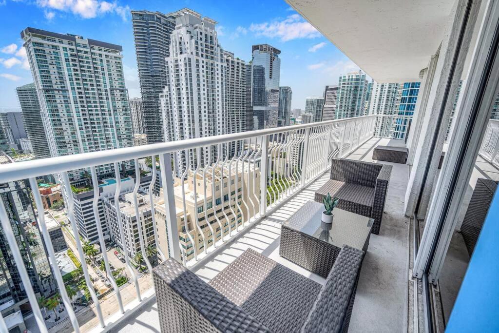 37th Floor Amazing Spacious Unit With Parking *